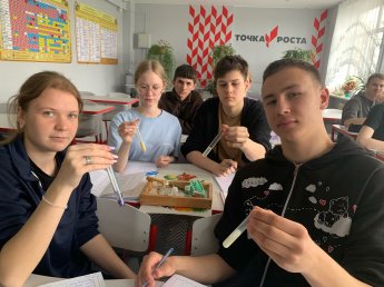 Прошла очередная лабораторная работа по химии на тему: Цветные реакции