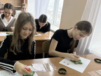 Девочки класса 5б поздравляют мальчиков!