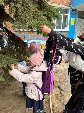 Сегодня первоклашки сделали экологические кормушки для птиц вместе со старшеклассниками!