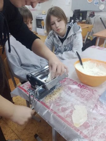 В седьмых классах на уроках труда учитель Калашникова Г. А. с девочками занимались приготовлением и нарезкой теста на домашнюю лапшу