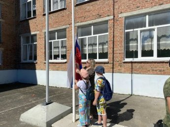 Сегодня день пришкольного лагеря традиционно начался с поднятия флага РФ, зарядки и вкусного завтрака