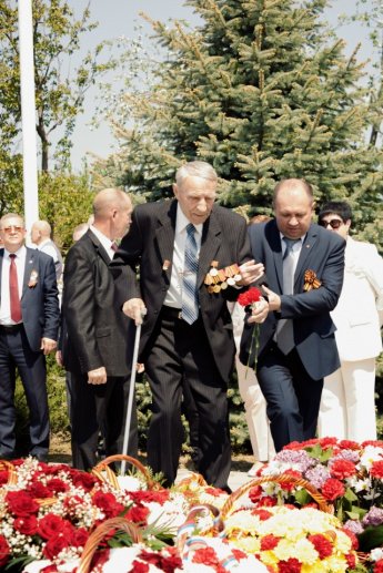 9 мая- Церемония возложения цветов.