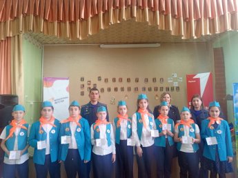 Торжественное посвящение учащихся 5 "Б" класса в юные пожарные